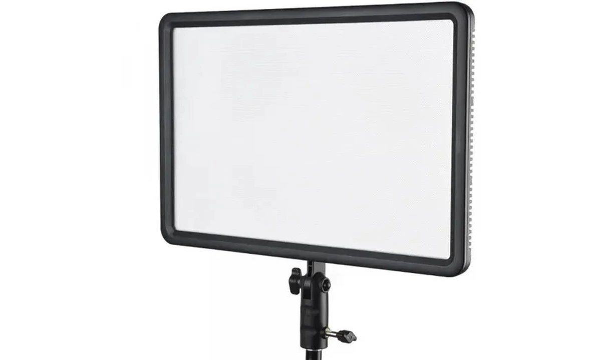 Лицьова сторона двоколірної LED-панелі Godox LEDP260C, встановленої на світловій стійці