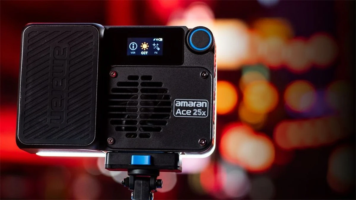Двоколірна LED-панель Aputure Amaran Ace 25x закріплена на штативі, вид з лицьового боку