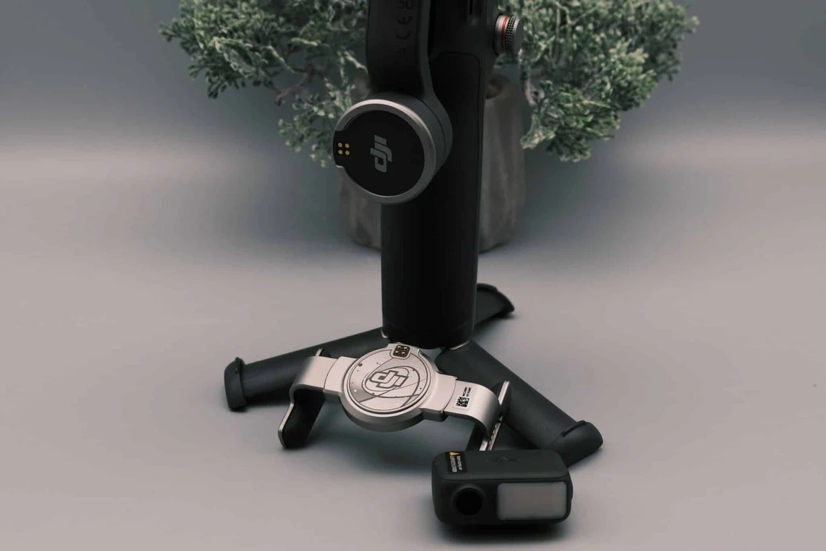 DJI Osmo Mobile 7P на розкладній підставці із затискачем для телефона