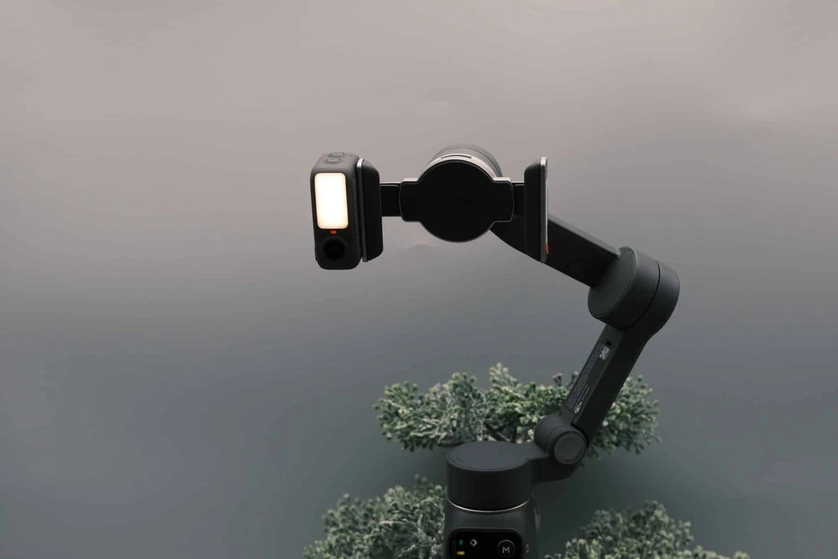 Стабілізатор DJI Osmo Mobile 7P із встановленим модулем підсвітки та слідкування за людиною