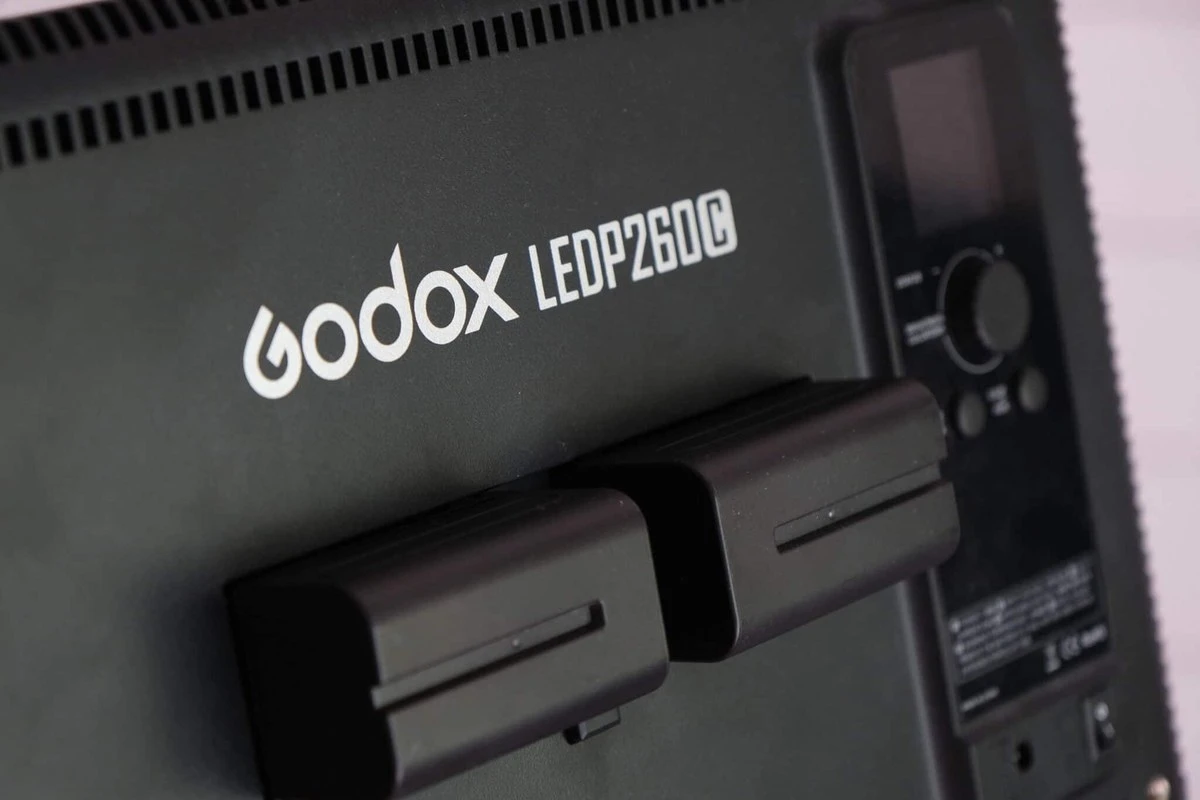 Задня сторона Godox LEDP260C з двома акумуляторами NP-F, встановленими в гнізда на корпусі