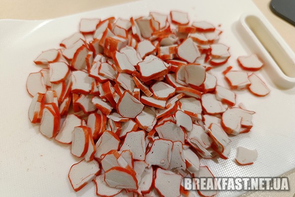 Нарізаємо кружечками крабові палички