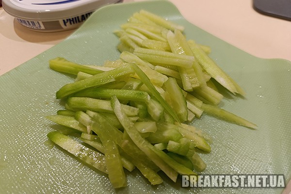 Соломкою ріжемо огірок