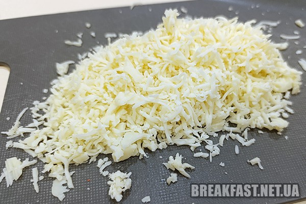 Натираємо сир