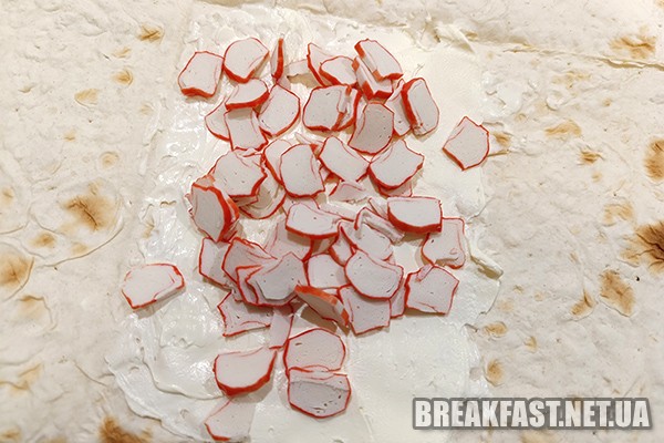 Кладемо на лаваш крабові палички