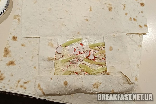 Завертаємо першу частину лавашу