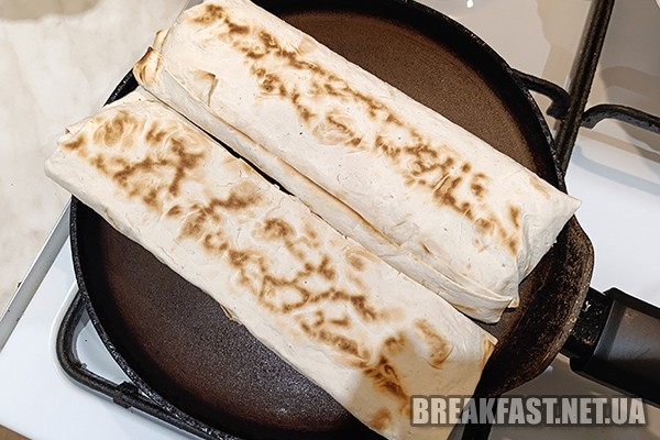 Обсмажуємо лаваш на сковорідці