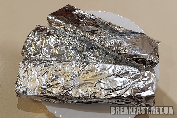 Завертаємо лаваш у фольгу